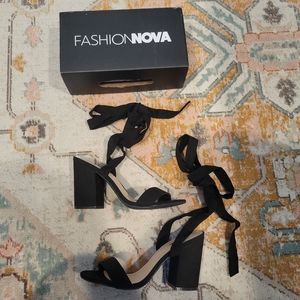 Fashion Nova Avila Treat Me Like That Bow Chunky Heel Wrap Sandal sz 10 Black